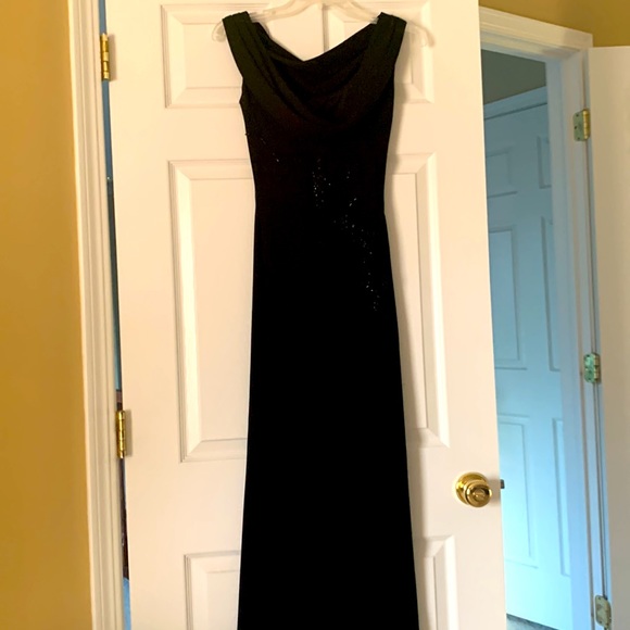 Black gown used like new - Picture 4 of 11